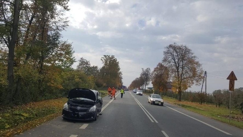 Wypadek na krajowej trasie numer 77 w Gołębiowie. Zderzyły się trzy samochody