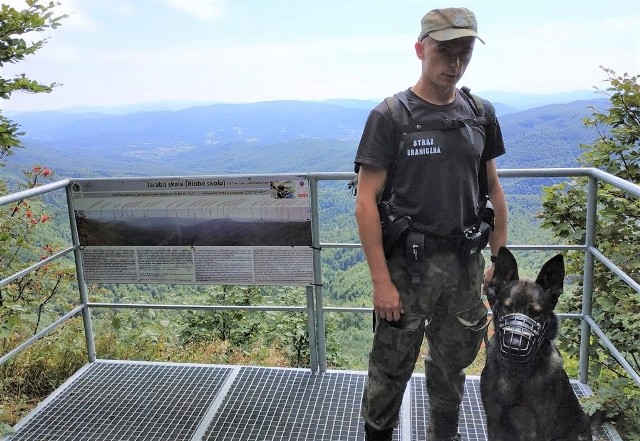 St. sierż. SG Paweł Majka z psem Dastonem, podczas patrolu na granicy.