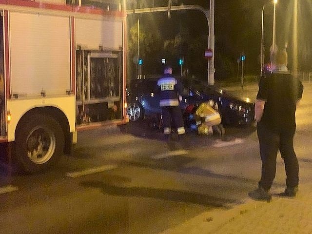 Wypadek na Krakowskiej. Motocykl uderzył w samochód, który wymusił pierwszeństwo