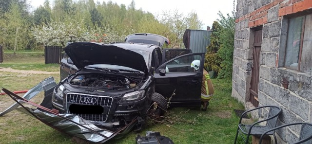 Policjanci sprawdzili stan trzeźwości kierowcy. Okazało się, że jest on kompletnie pijany.