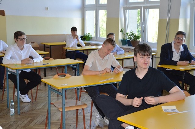 Przygotowania do egzaminu ósmoklasisty z matematyki w Szkole Podstawowej numer 4 w Stalowej Woli. Zobacz uczniów na kolejnych slajdach
