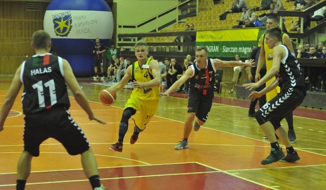Koszykarze Siarki Tarnobrzeg (żółte stroje) na początku sezonu mocno zawodzą.