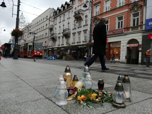 Znicze na ulicy 3 Maja w Katowicach upamiętniają Dominika Koszowskiego, byłego zamordowanego piłkarza GKS Katowice