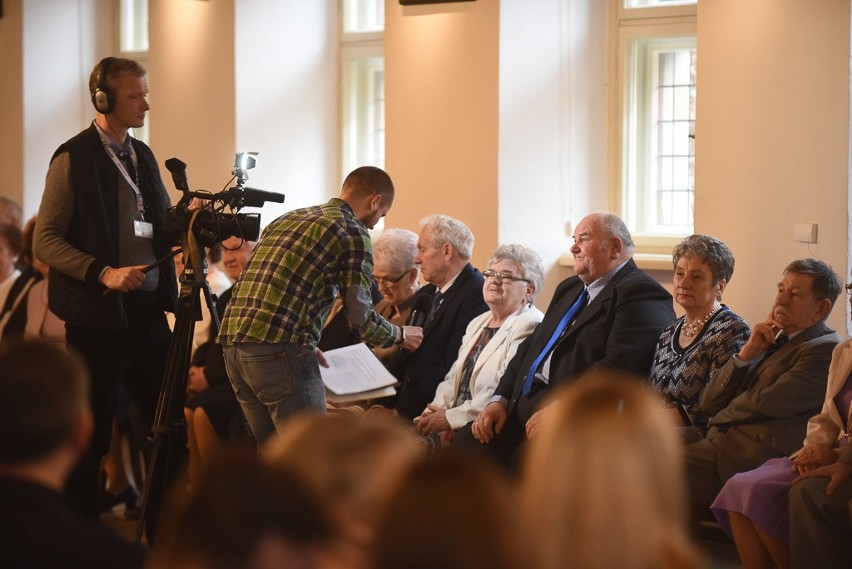 Medale wręczono w Sali Mieszczańskiej Ratusza...