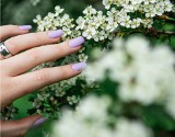 Paznokcie jednokolorowe na wiosnę 2024. Te kolory paznokci to teraz hit - zobacz pomysły i inspiracje od stylistek