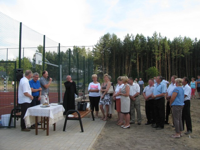 Kilka dni temu odbyło się uroczyste otwarcie wielofunkcyjnego boiska sportowego w Ossie pod Odrzywołem.