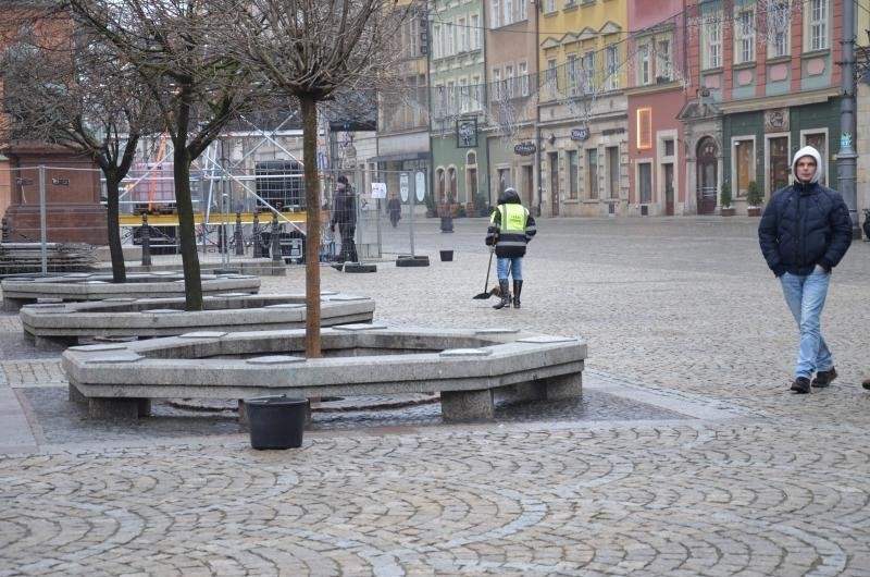 Sprzątali po sylwestrowej zabawie. Rynek czysty. Śmieci zalegały wokół (ZDJĘCIA)