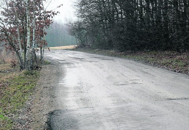 Na zakończenie remontu czeka drugi odcinek ulicy Borów - od działek do ulicy Onufrego. Nawierzchnia nie zachęca do jazdy.