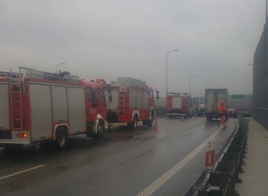 Wypadek na węźle Sośnica: na zjeździe z A1 na A4 auto uderzyło w barierki. Są utrudnienia 