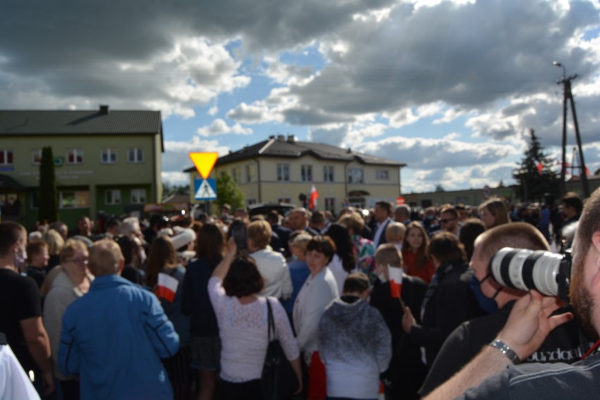 Andrzej Duda w Troszynie. 2.06.2020 prezydent RP spotkał się z mieszkańcami. "Damy radę!" skandował tłum. Zdjęcia, wideo