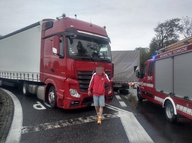 Wypadek trzech samochodów na węźle Kostomłoty przy autostradzie A4 