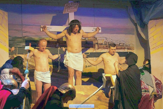Scena ukrzyżowania Chrystusa według kałkowskiej scenografii.