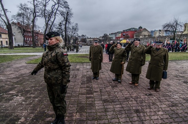 We wtorek 16 lutego w Żaganiu na Placu gen. Stanisława Maczka odbyły się uroczystości upamiętniające 71 rocznicę walk o Żagań oraz ewakuacji żagańskich obozów jenieckich.