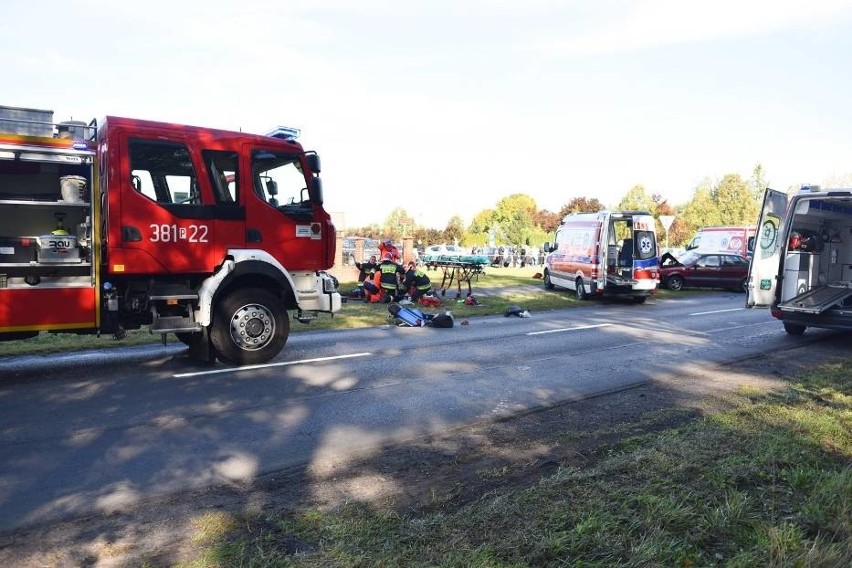 Dwóch motocyklistów w ciężkim stanie trafiło do szpitala po...