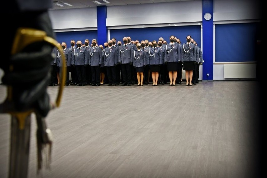 Nowi oficerowie w podlaskiej policji. 24 funkcjonariuszy z awansami na podkomisarza. Ośmiu policjantów z medalami "Za zasługi dla policji" 