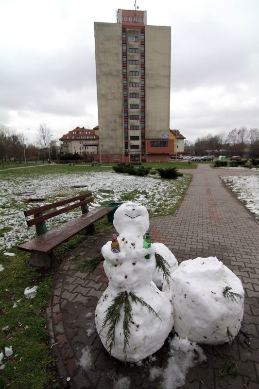Wielkanocna zima we Wrocławiu. Studenci ulepili bałwana! (ZOBACZ ZDJĘCIA)