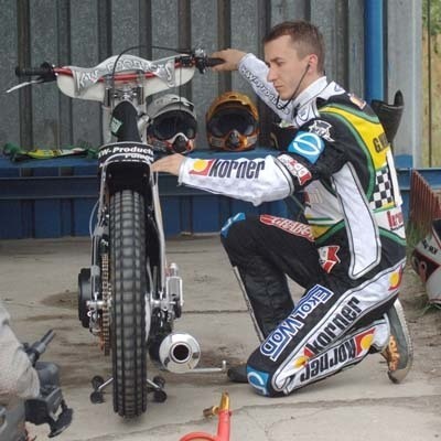 GRZEGORZ WALASEKMa 31 lat. Jest wychowankiem Falubazu. Indywidualny mistrz Polski z 2004 roku. Licytacja motocykla około 19.40.