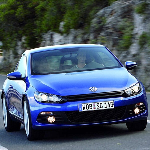 Volkswagen scirocco urzeka płynnymi, dynamicznymi liniami nadwozia.