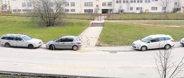 Przejście dla pieszych przed Szkołą Podstawową numer 33 przy ulicy Piłsudskiego znajduje się na łuku drogi i nie jest oznakowane. Dzieci są niewidoczne dla kierowców, ponieważ zasłaniają je parkujące auta.