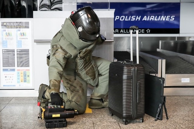 Pusta walizka na lotnisku w Balicach spowodowała zamieszanie i minersko-pirotechniczne działania Straży Granicznej