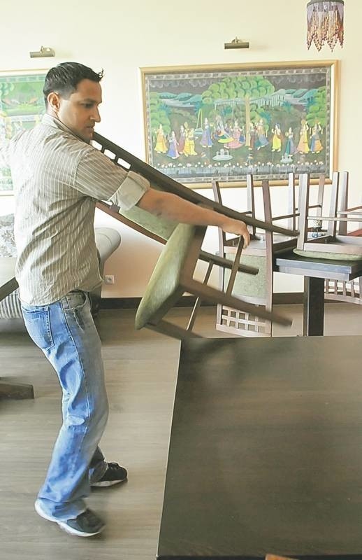 Kucharz Kamal Singh przygotowuje restaurację indyjską na przybycie gości