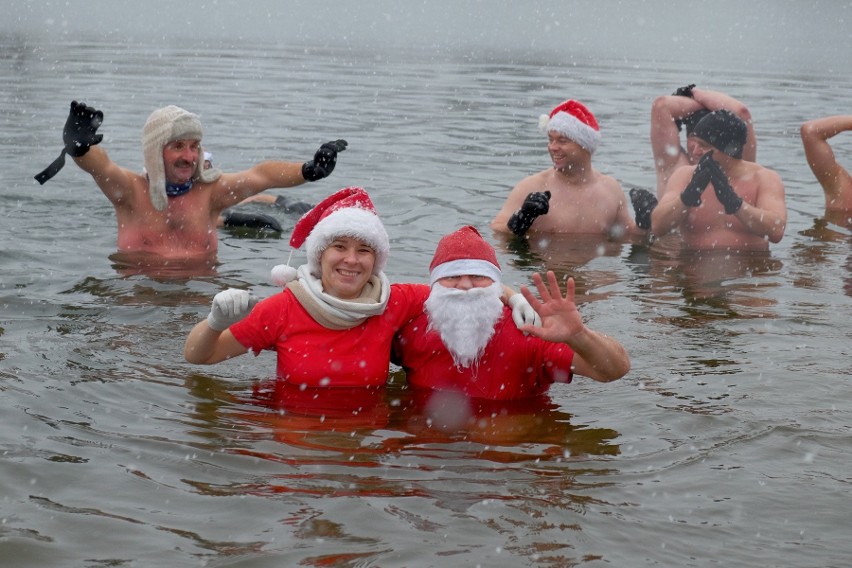 Przemyskie morsy "Niedźwiadki" nowy sezon kąpieli w zimnej...