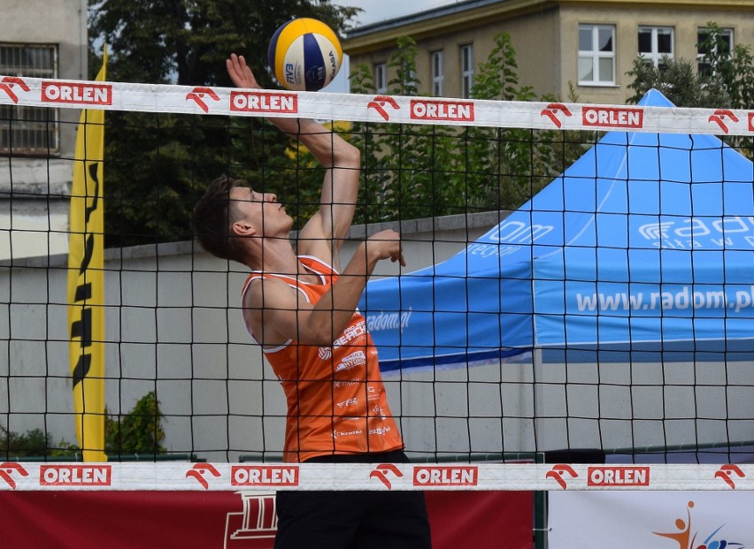 Na początek BeachBall Radom 2018 rozegrano turniej mixtów, w...