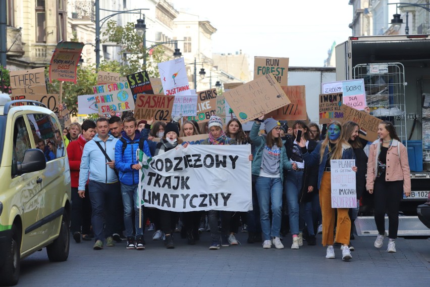 Młodzieżowy Strajk Klimatyczny w Łodzi. Ponad tysiąc uczniów demonstrowało na Piotrkowskiej w obronie klimatu