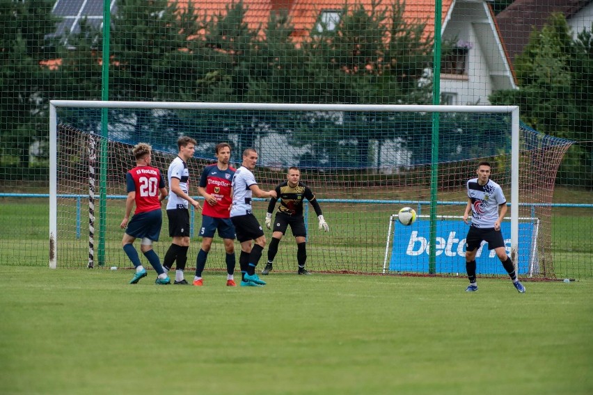 KS Wasilków (ciemniejsze stroje) zagra w meczu na szczycie z...