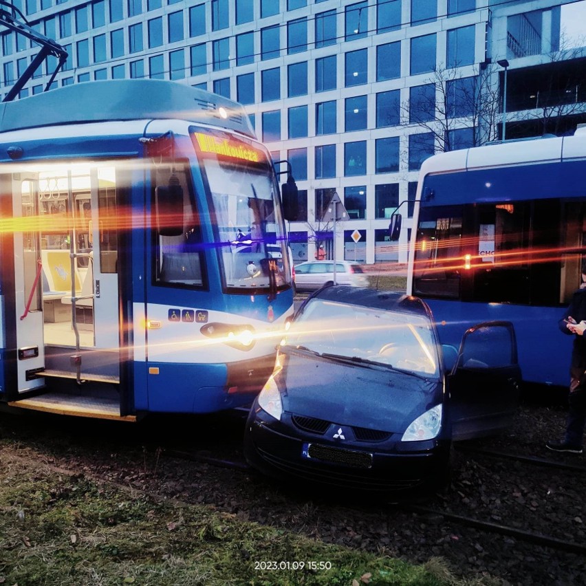 Kraków. Kolejny wypadek z udziałem tramwaju i auta osobowego na alei Pokoju 