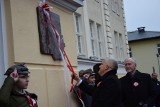 Odsłonięcie pamiątkowej tablicy na gmachu starostwa - obchody stulecia powstania powiatu sępoleńskiego [zdjęcia]
