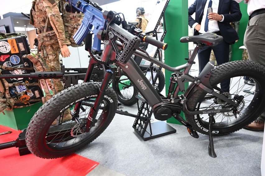 Elektryczne rowery dla wojska na Międzynarodowym Salonie Przemysłu Obronnego Targach Kielce. Robią wrażenie! Zobaczcie zdjęcia i film
