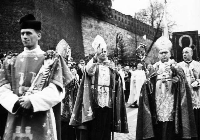 Abp Karol Wojtyła i bp Bolesław Kominek w procesji do kościoła Na Skałce