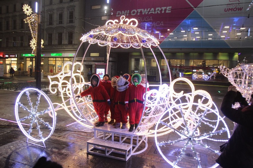 Lampki na bożonarodzeniowej choince w Katwicach już świecą....