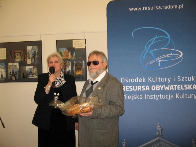 Jerzy Kutkowski otrzymał z rąk Elżbiety Raczkowskiej, komisarza ekspozycji, wielki klucz świętego Kazimierza, który to słodki wypiek jest symbolem "Kazików".