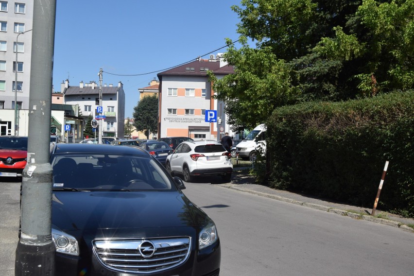 Na ulicach Fredry i Śniadeckich w Rzeszowie dalej parkują, gdzie popadnie. Straż Miejska już dwa razy odholowała stamtąd samochody [ZDJĘCIA]