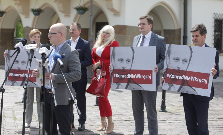 Radni z klubu PiS przygotowali hasła z wizerunkiem kandydata...