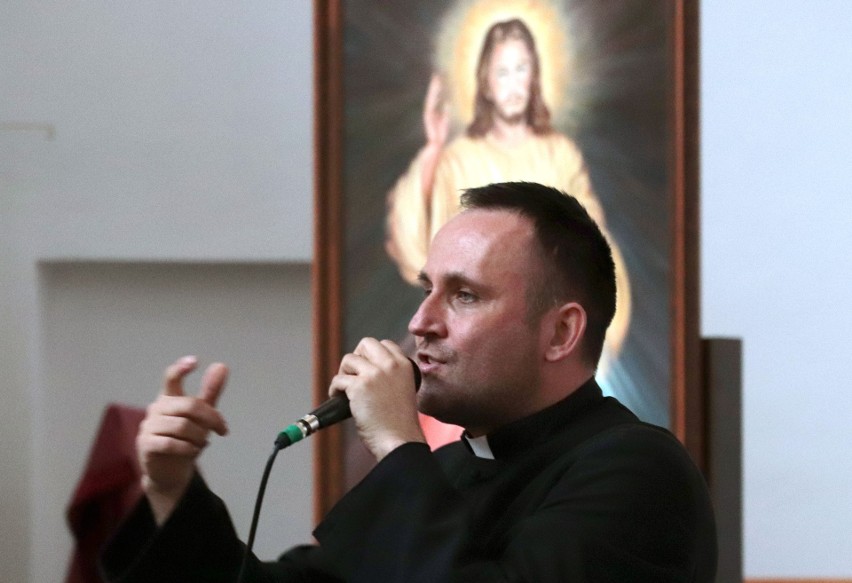 Ks. Jakub Bartczak, znany raper katolicki, w kościele pw....