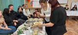 Kulinarna bitwa klas w szkole w Odonowie. Były konkursy sprawnościowe, śpiew, taniec i zabawa. Kto wygrał? Zobaczcie zdjęcia