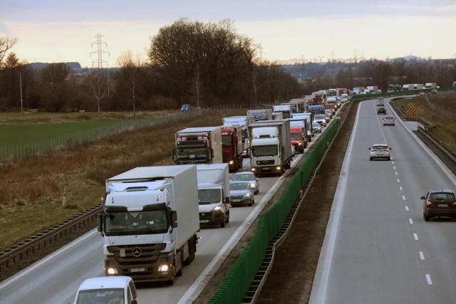 zdjęcie ilustracyjne / W wyniku zderzenia został zablokowany lewy pas ruchu. Samochody jadą więc wolniej i tylko po prawym pasie. Utrudnienia potrwają jeszcze przez minimum 30 minut.