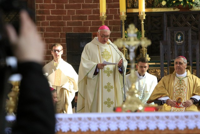 Sobotniej mszy, która była wielkim świętem księdza biskupa Andrzeja Suskiego, przewodniczył siedzący po prawej abp Salvatore Pennacchio