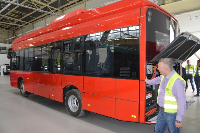 Przewodniczący Rady Miejskiej Stanisław Sobieraj przy autobusie dla miasta