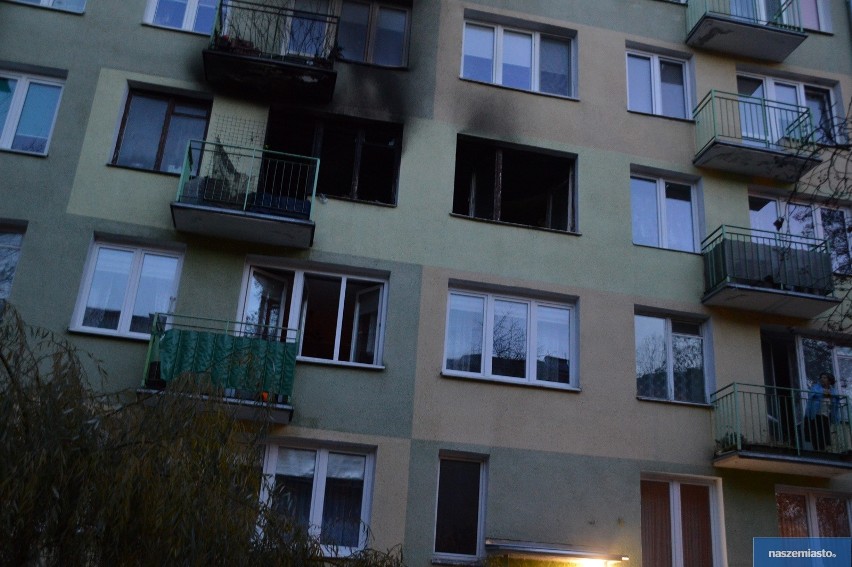 Groźny pożar mieszkania we Włocławku [zdjęcia]