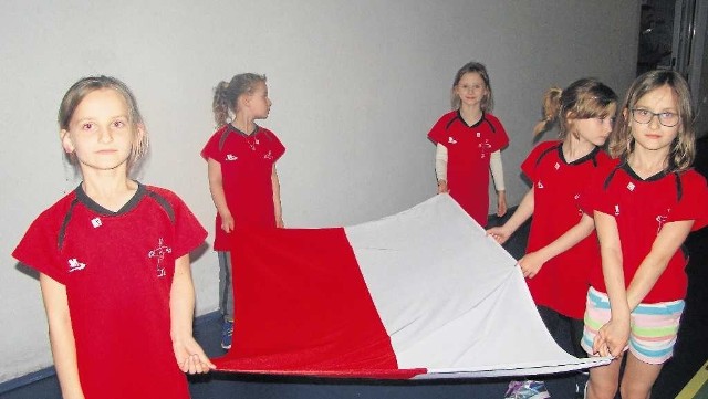 Poczet flagowy tworzyły najmłodsze zawodniczki Pogoni Proszowice