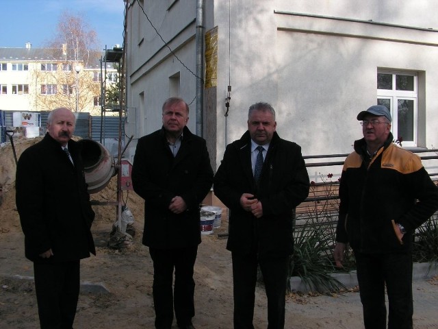 Dom Pomocy Społecznej w Łagiewnikach, 15 listopada z roboczą wizytą odwiedzili członkowie Zarządu Powiatu w Kielcach – Marek Kwiecień i Bogdan Gierada. Jej głównym celem było przyjrzenie się przebudowywanej inwestycji.