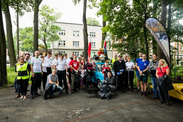 Teren Kanału Bydgoskiego oraz parku nad Starym Kanałem Bydgoskim (śluza IV-VI)  łączy Okole i Wilczak-Jary, ale 20 czerwca w akcji sprzątania uczestniczyli mieszkańcy nie tylko tych dwóch osiedli. Taki też był cel organizatorów – zachęcić wszystkich mieszkańców, by wspólnie zadbać o czystość.  Do akcji ruszyli nie tylko bydgoszczanie. Współorganizatorami działania były: Ekopatrol Białe Błota, Stowarzyszenie Górzyskwo czy Fundacja „Zielone Jutro”.- Chcemy, by to miejsce lśniło czystością, zwłaszcza że jest ono utożsamiane z Bydgoszczą. Często podróżuję i kiedy ludzie pytają mnie, skąd jestem, zwykle słyszę: „Jak Bydgoszcz, to Kanał Bydgoski!” - mówi Jan Dopierała, przewodniczący Rady Osiedla Okole.- Wkrótce sezon wakacyjny, przyjemniej będzie spacerować, jeśli wokół butelki i inne śmieci nie będą się walać – dodaje nasz rozmówca.Na miejscu worki i rękawice zapewniła ProNatura jako partner społecznej akcji sprzątania. Wszystkim uczestnikom wspólnego sprzątania Kanału Bydgoskiego i znajdującego się nad nim parku, podziękowano, wręczając drobne upominki przekazane przez Urząd Miasta Bydgoszczy. Był też poczęstunek.