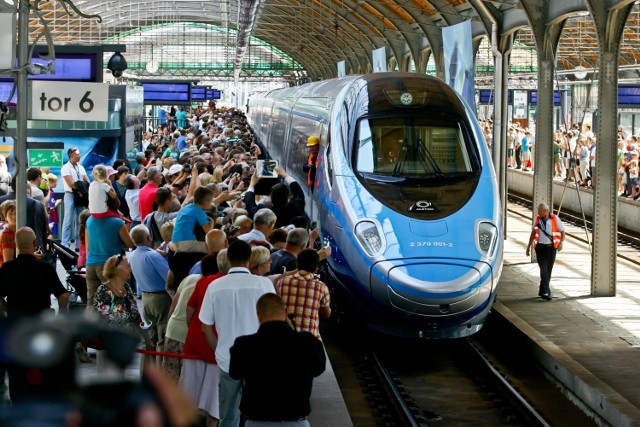 Falstart w sprzedaży biletów na Pendolino. Pociąg Pendolino na pokazach we Wrocławiu i okolicach - zdjęcia ilustracyjne