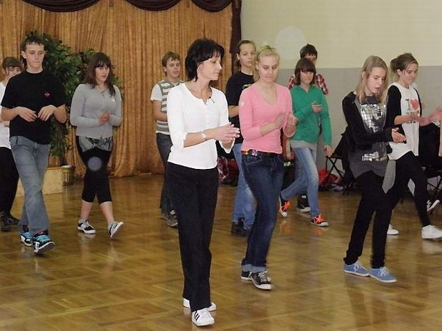 Anna Sawicka, pomysłodawczyni przeglądu podczas zajęć tanecznych z uczniami Gimnazjum nr 1 w Brodnicy