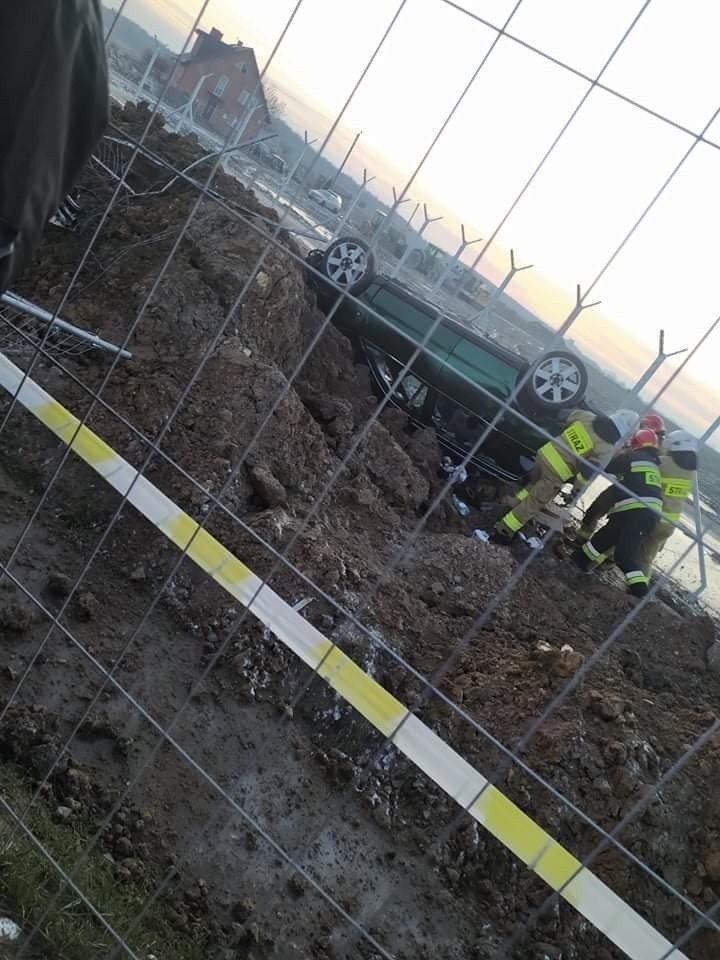 Wypadek w gminie Gózd. W Kiedrzyniu dachował samochód, w środku byli nietrzeźwi. Kto kierował autem?