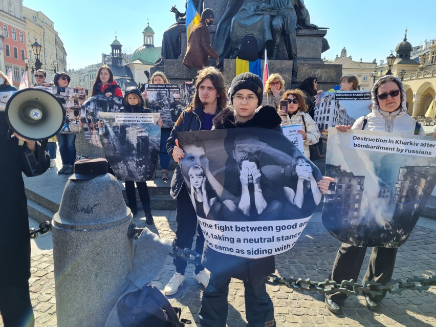 Kraków. Spontaniczny protest przed pomnikiem Adama Mickiewicza. Proszą o zamknięcie nieba nad Ukrainą